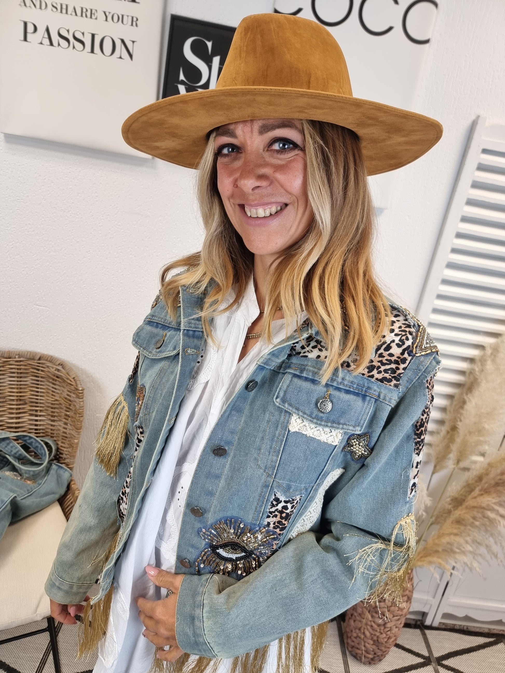 Aufwendige kurze Country Jeansjacke mit Leomuster und Fransen