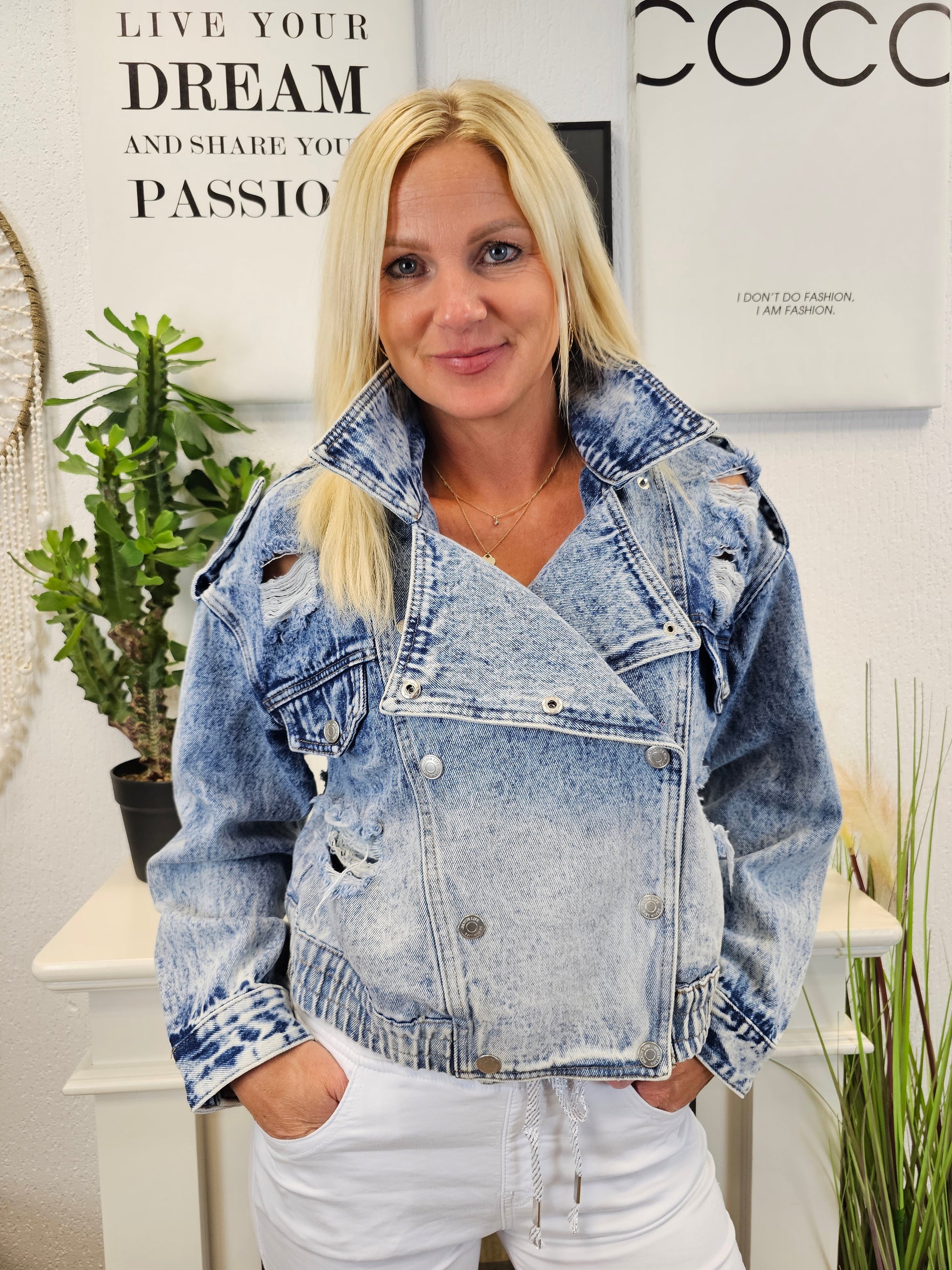 Aufwendige kurze Jeansjacke Destroyed mit Kristallherz