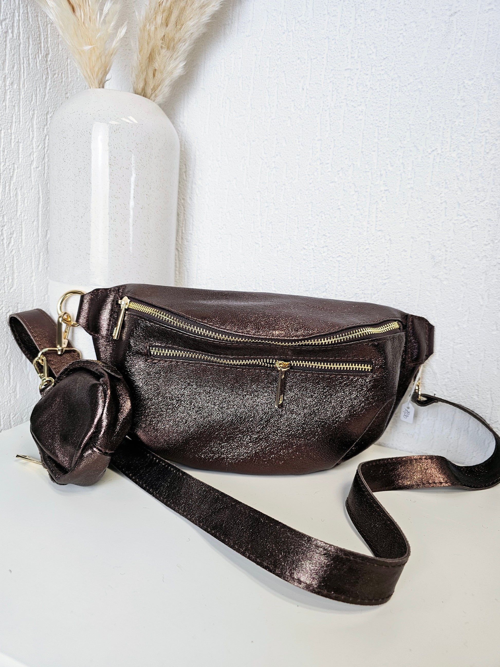 Bauchtasche aus Leder in glänzendem Bronze