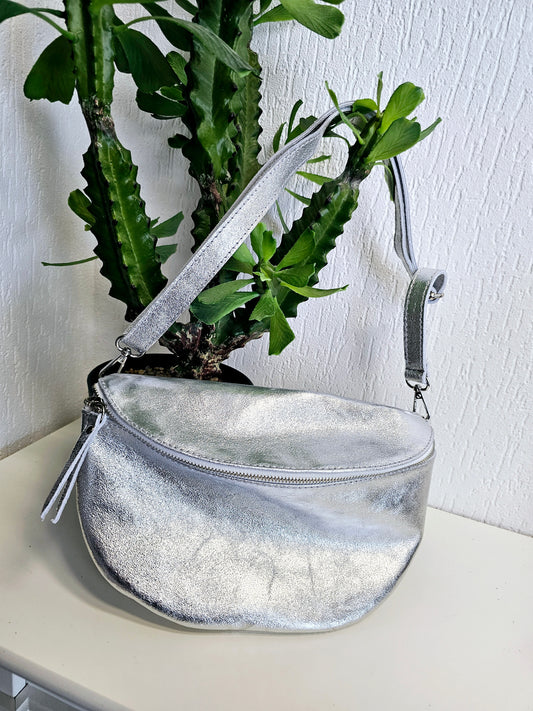 Bauchtasche aus Leder in glänzendem Silber