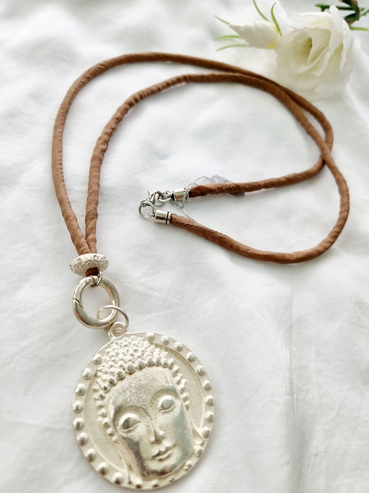 Boho Kette mit Seidenband und Budda-Anhänger in Silber Schautime
