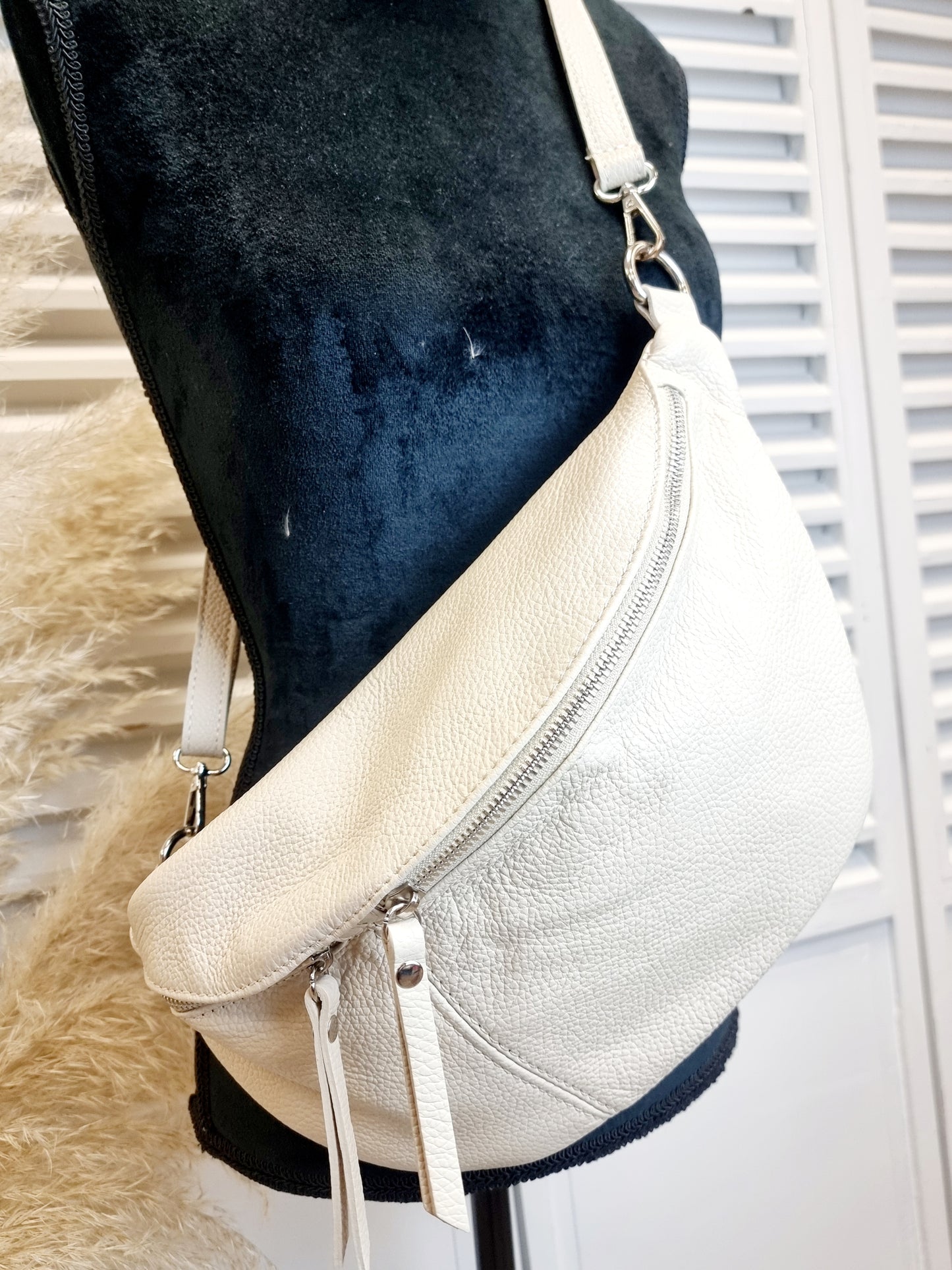 Crossbody-Bag Leder mit 2 Reißverschlüssen in Cremeweiss