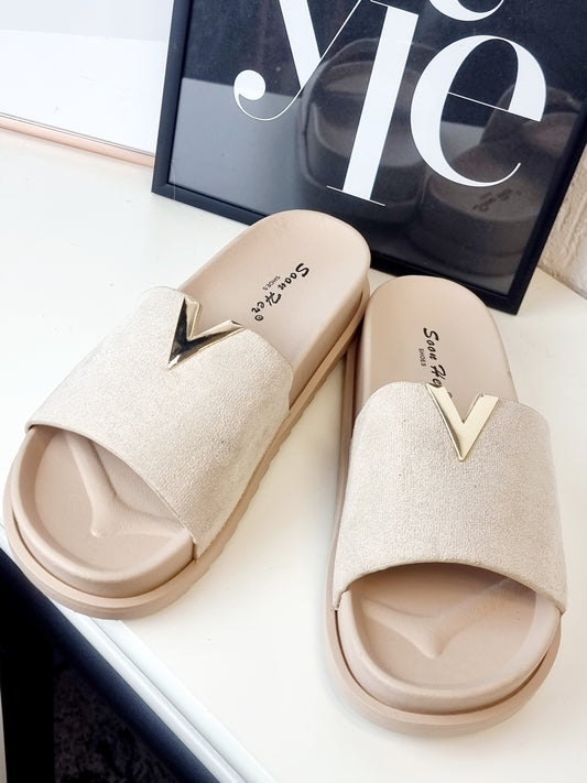Flache stylische Natur/Sand-Farben Sandalen mit Velour Leder und goldenen Details
