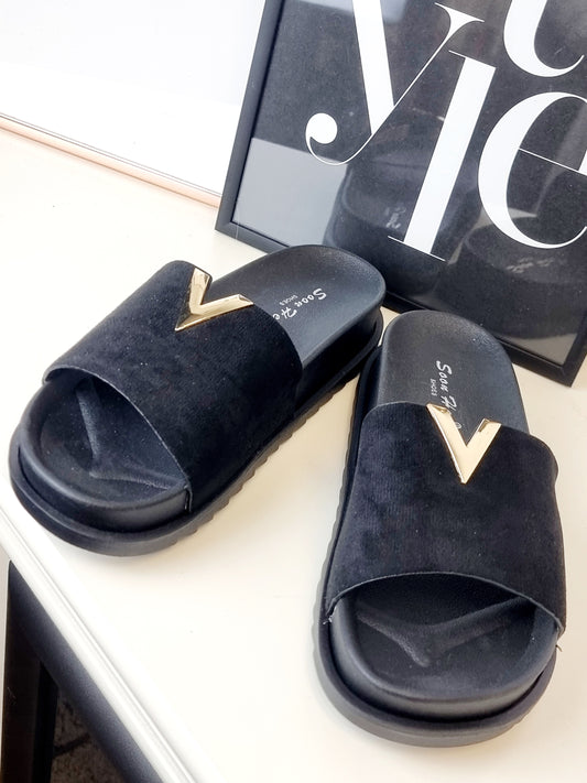 Flache stylische schwarze Sandalen mit Velour Leder und goldenen Details