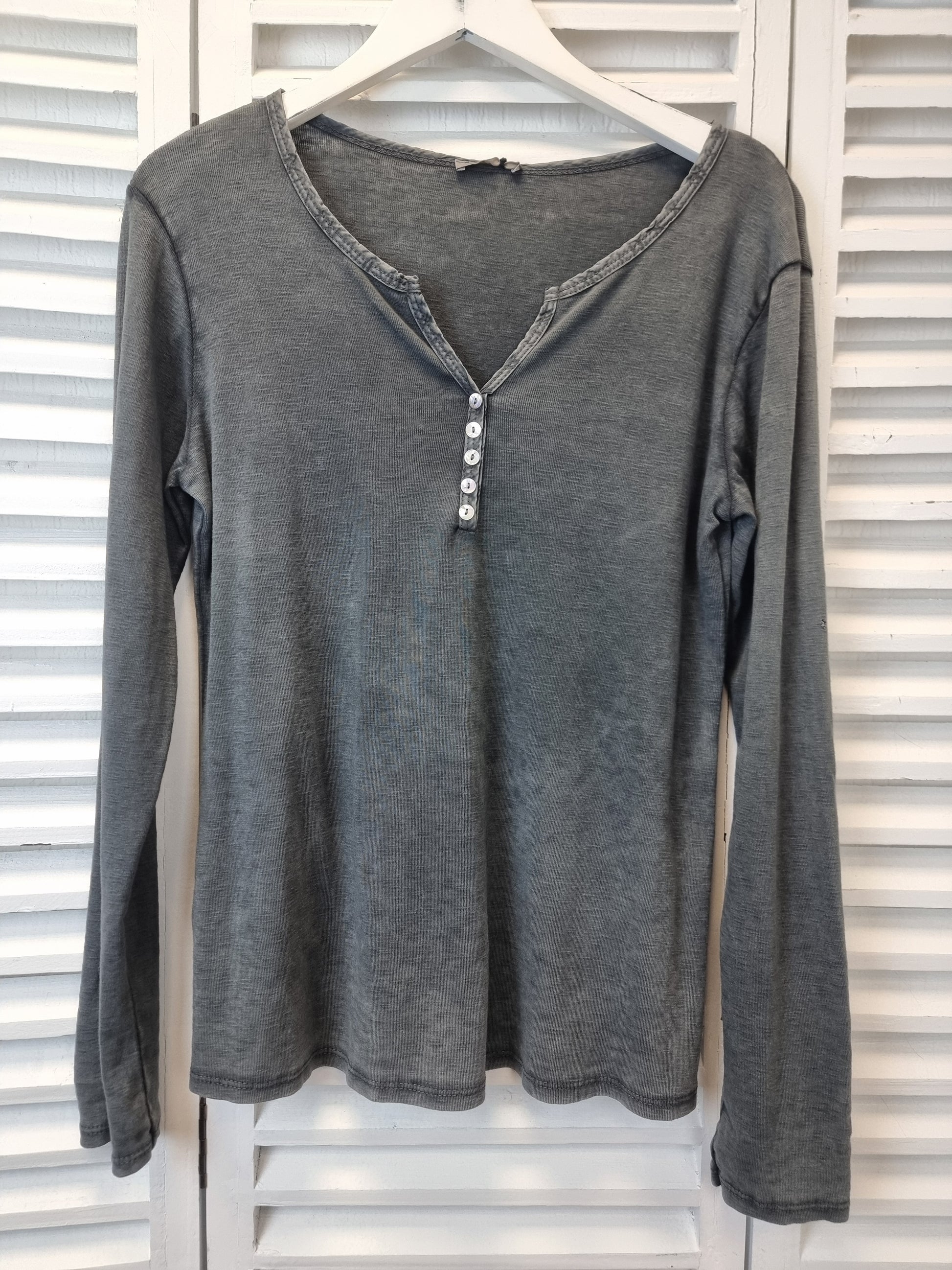 Geripptes Langarmshirt - Washed T-Shirt in Dunkelgrau