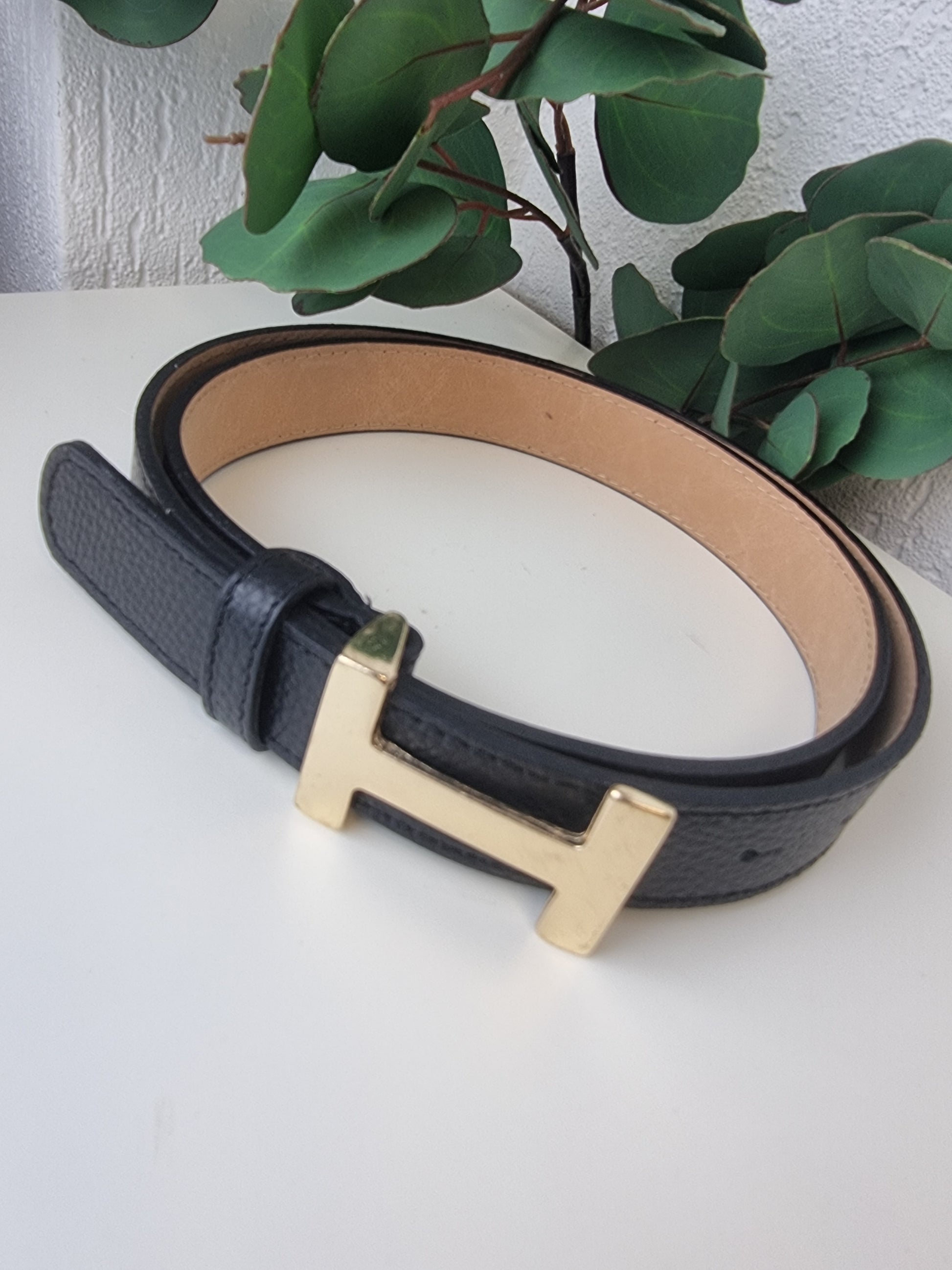 Goldene Schließe "H" Ledergürtel, in verschiedenen Farben (95 cm, kann beliebig gekürzt werden)
