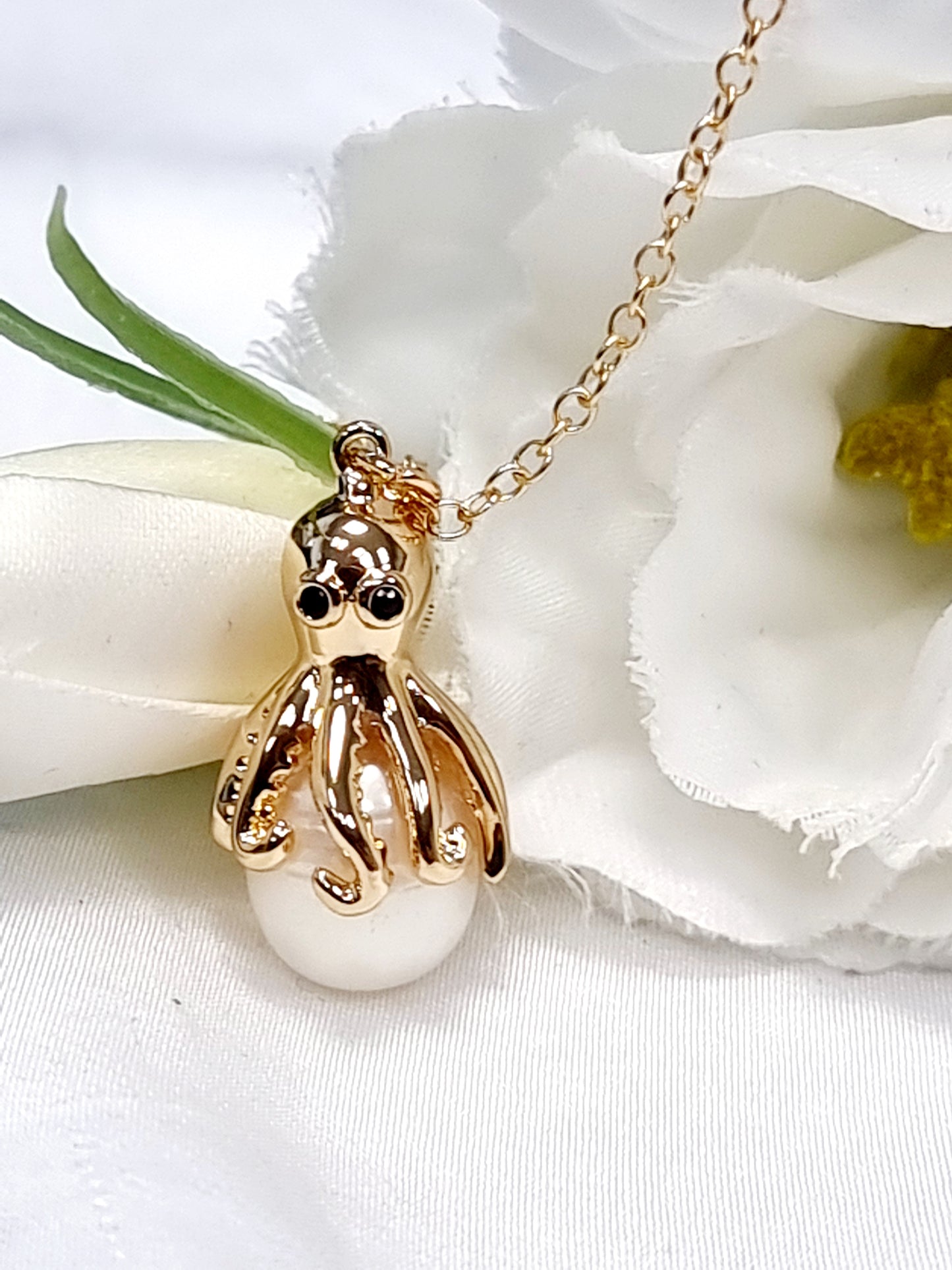 Goldene kurze Kette mit Octopus und Süßwasserperle