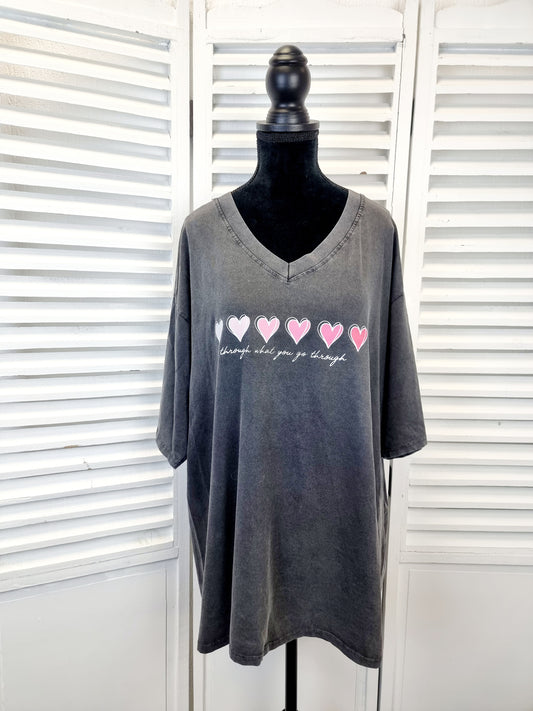 Graues T-Shirt Oversize mit pinken Herzen