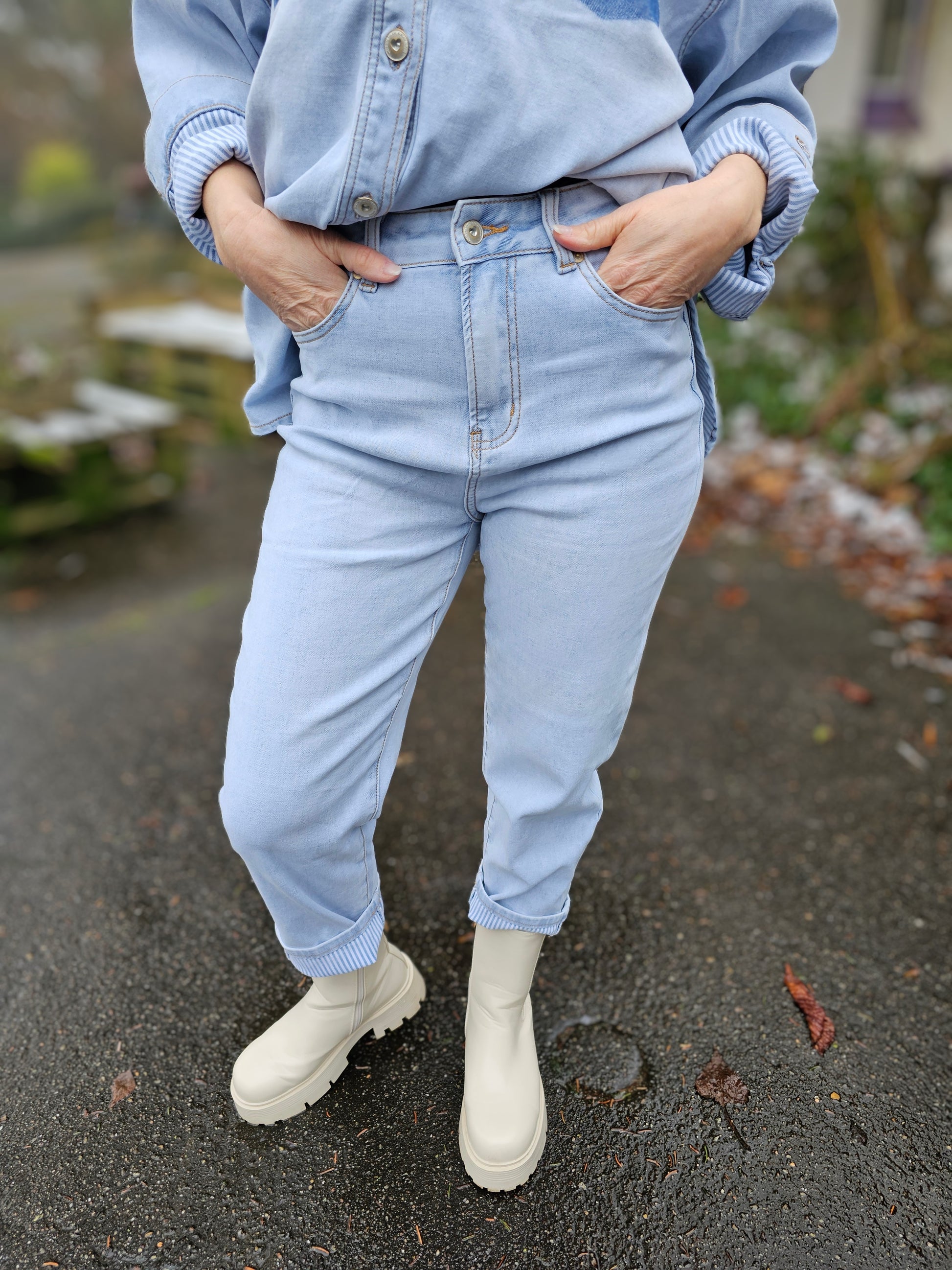 Helle Jeans im Mom-Schnitt High-Waisted mit Streifen DY907