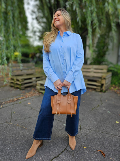 Hemdbluse in Weiß und Hellblau mit Knöpfen