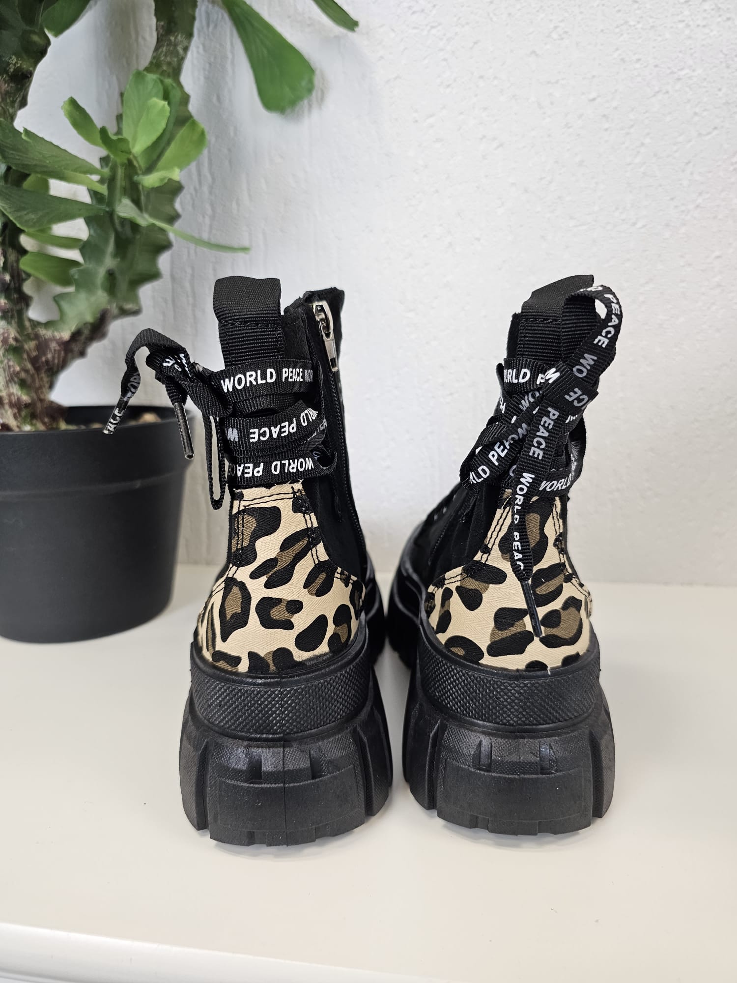 Schwarze Stiefel mit Wildlederoptik und Leo-Details mit dicker Sohle