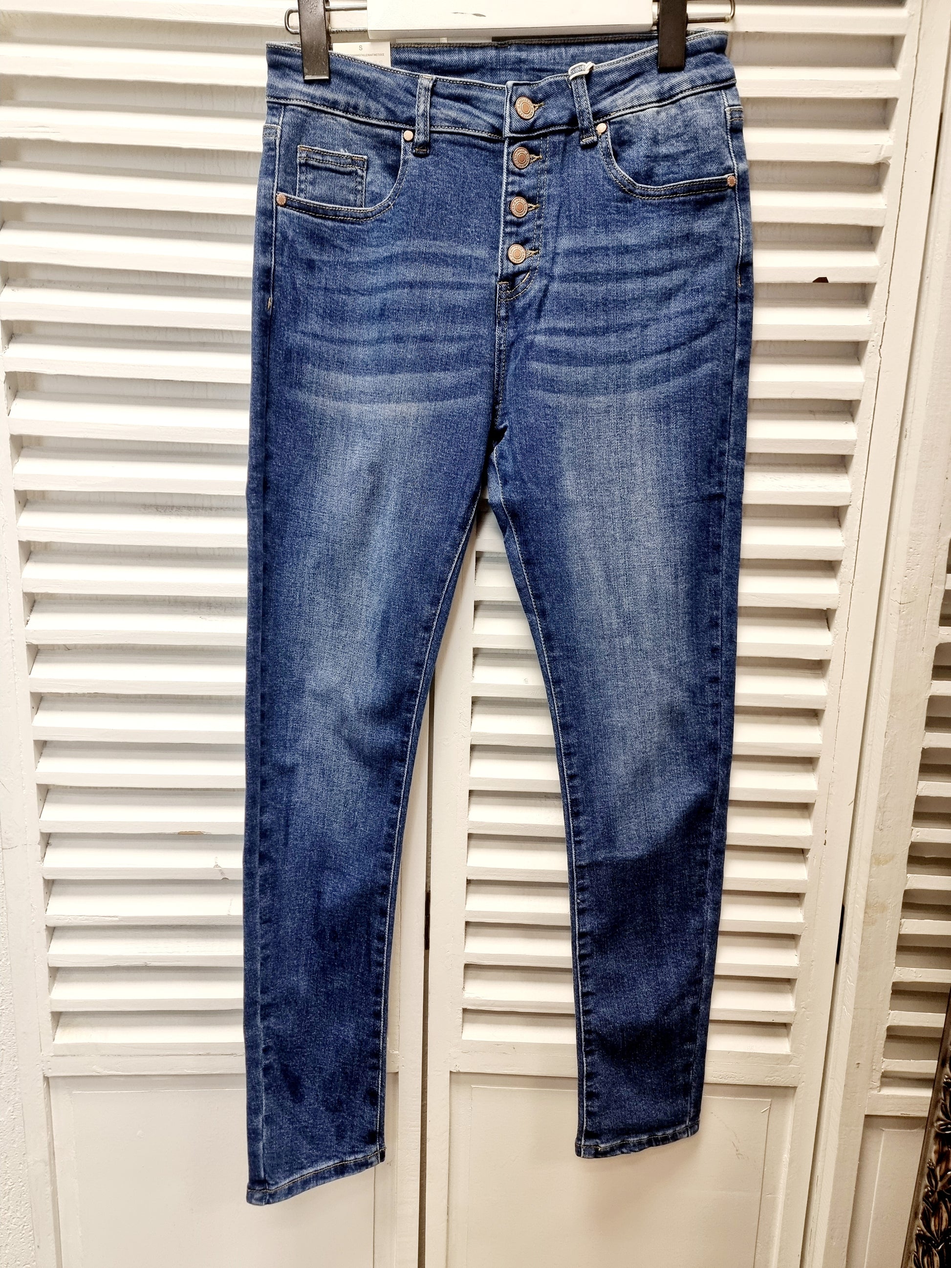 Jeans Desy schmal mit Metallknöpfen, Strech