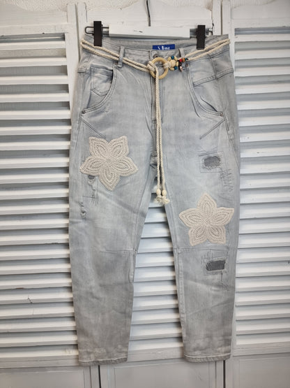 Jeans Hellgrau Sexy Woman SW1256 Baggy Boyfriend mit Spitzepatches und Cordelgürtel
