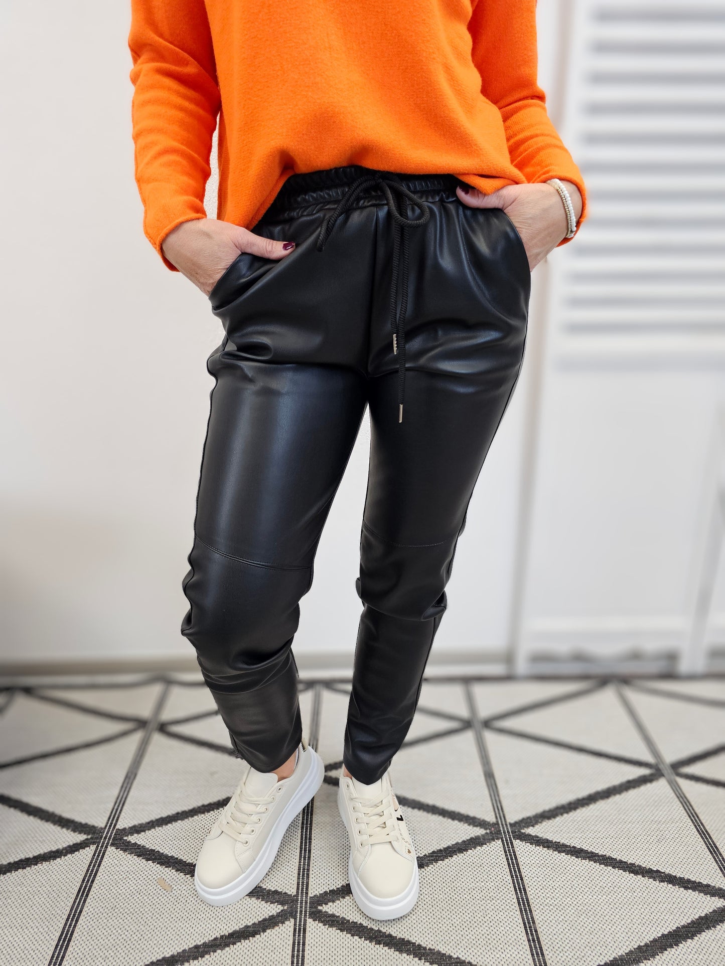 Jogpants ESVIVID in Lederoptik mit Stretchbund in Schwarz
