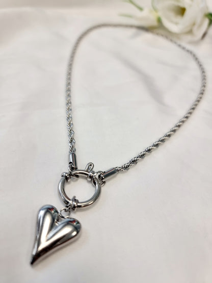 Kurze Halskette mit Herz in Gold und Silber