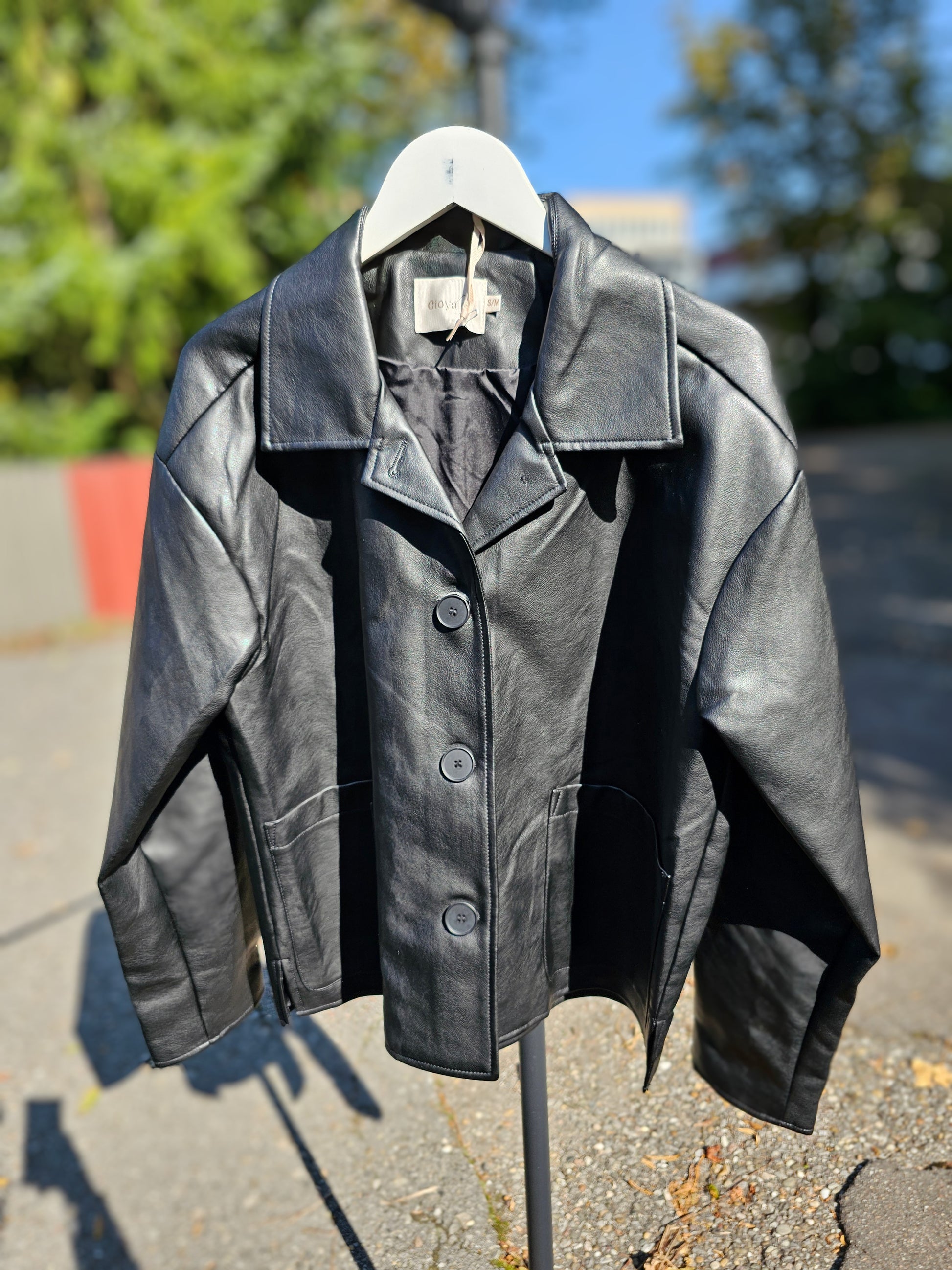 Kurze Lederjacke in Schwarz mit Knöpfen Veganes Leder