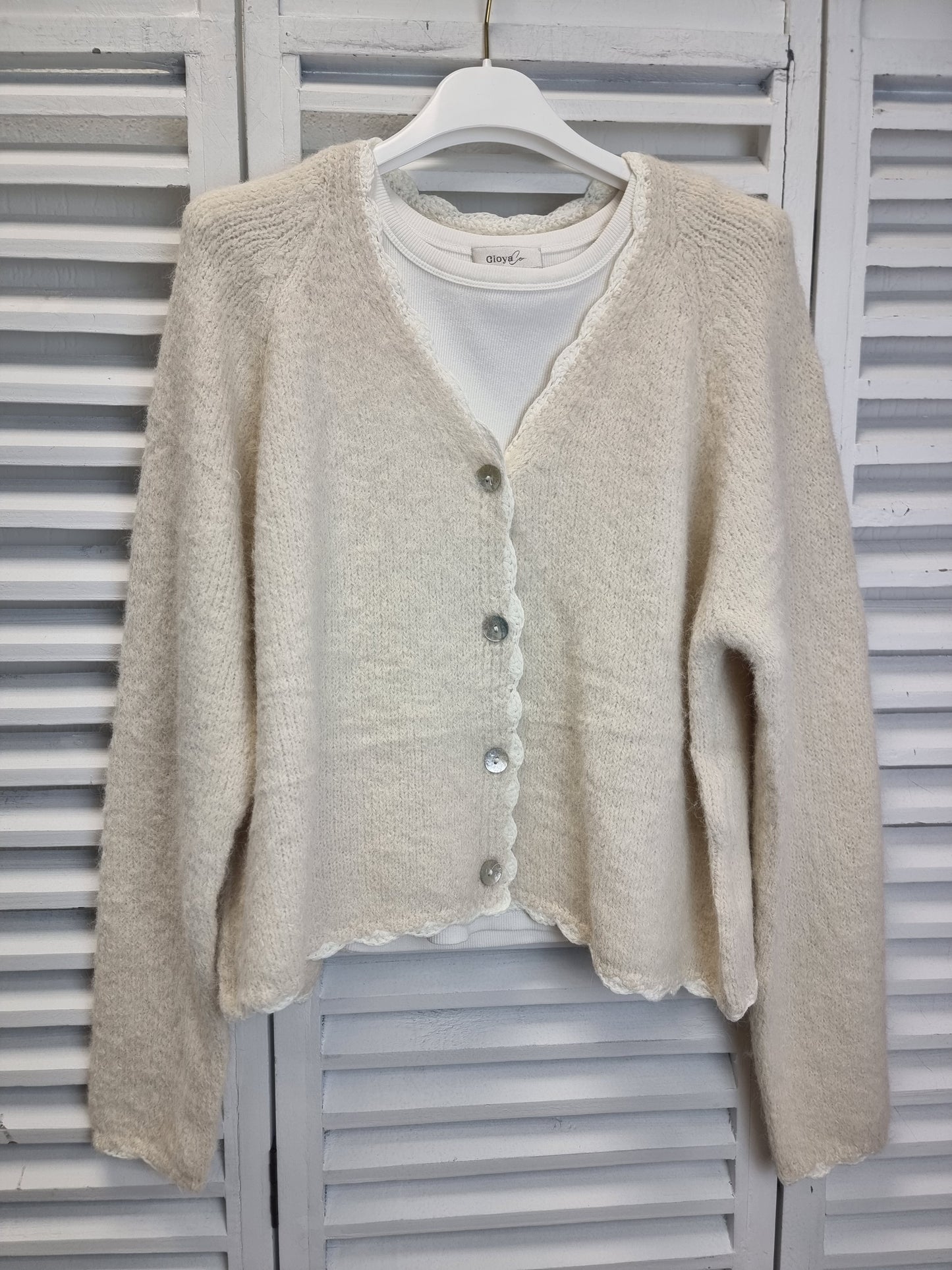 Kurze Strick-Weste mit Häkelbordüre in 2 verschiedenen Farben, kurze Strickjacke