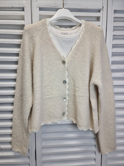 Kurze Strick-Weste mit Häkelbordüre in 2 verschiedenen Farben, kurze Strickjacke