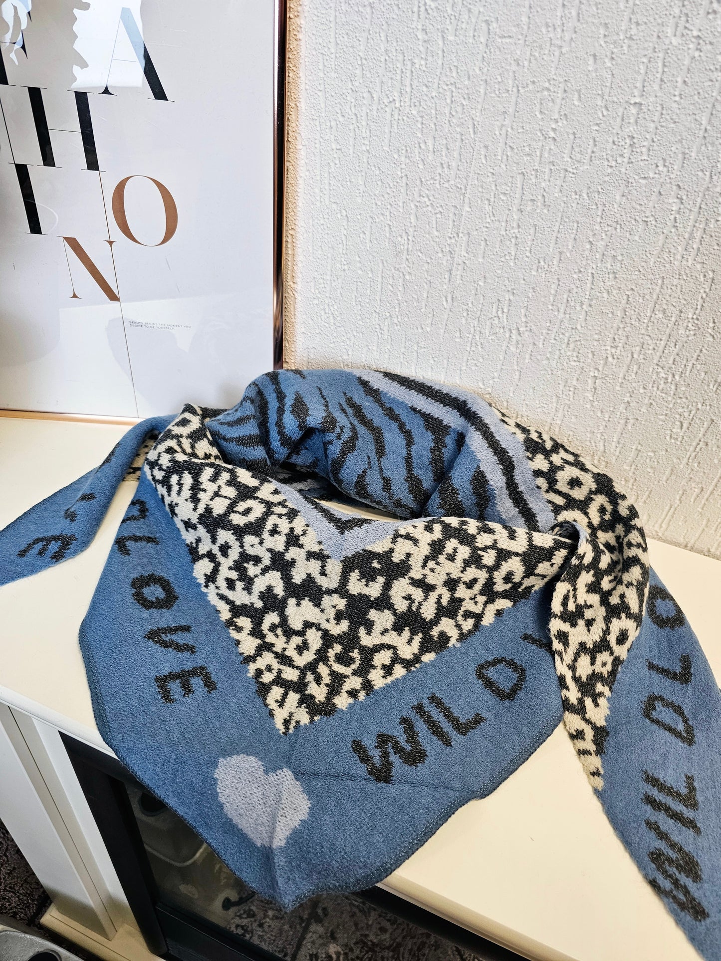 Kuscheliges Dreieckstuch Animalprint Love in Blau-Grau