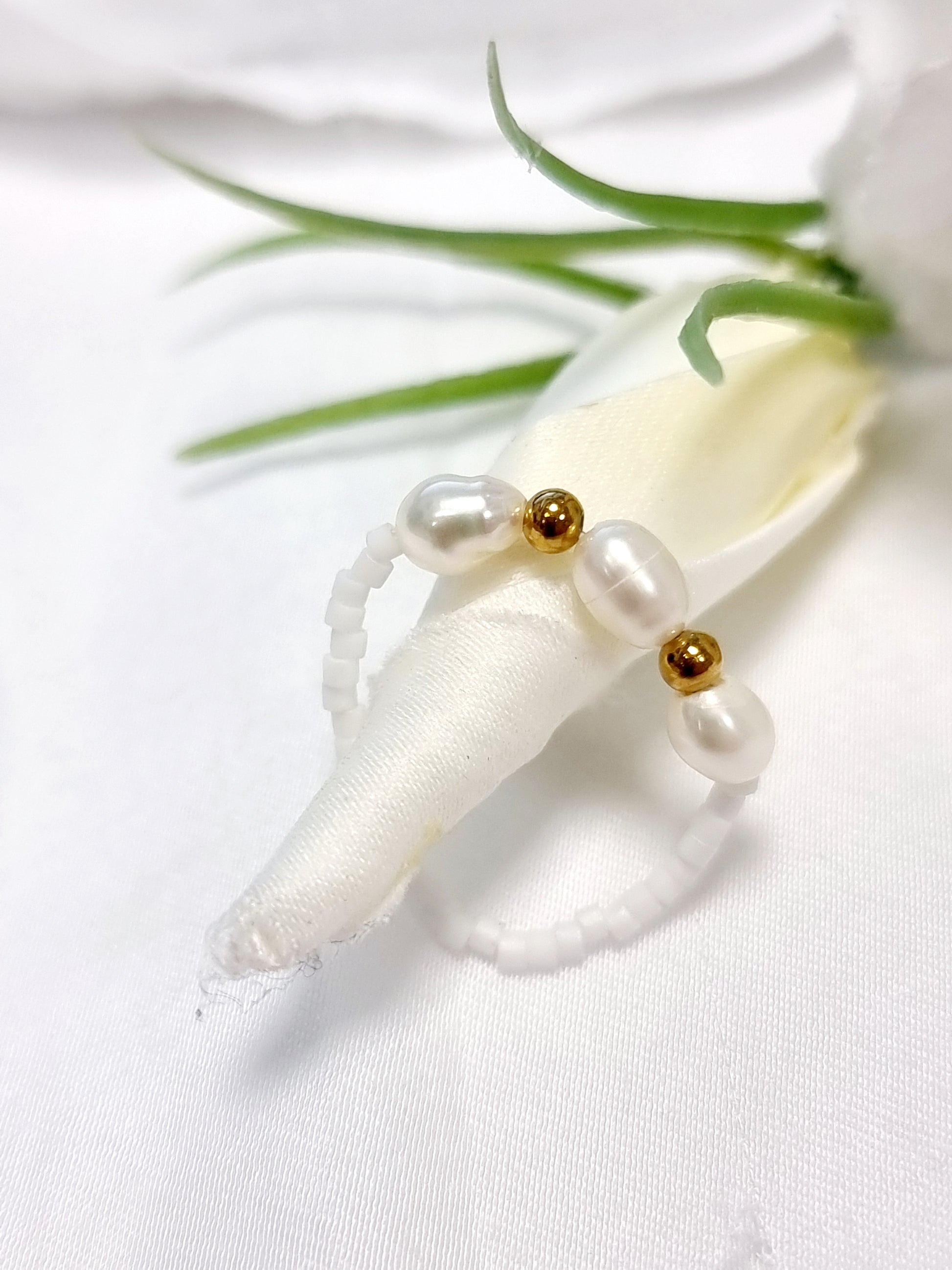Ring Biba - elastisch, Gold und mit Myuki-Perlen Weiss, 3 Süsswasserperlen