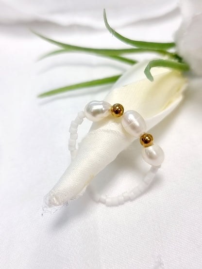 Ring Biba - elastisch, Gold und mit Myuki-Perlen Weiss, 3 Süsswasserperlen