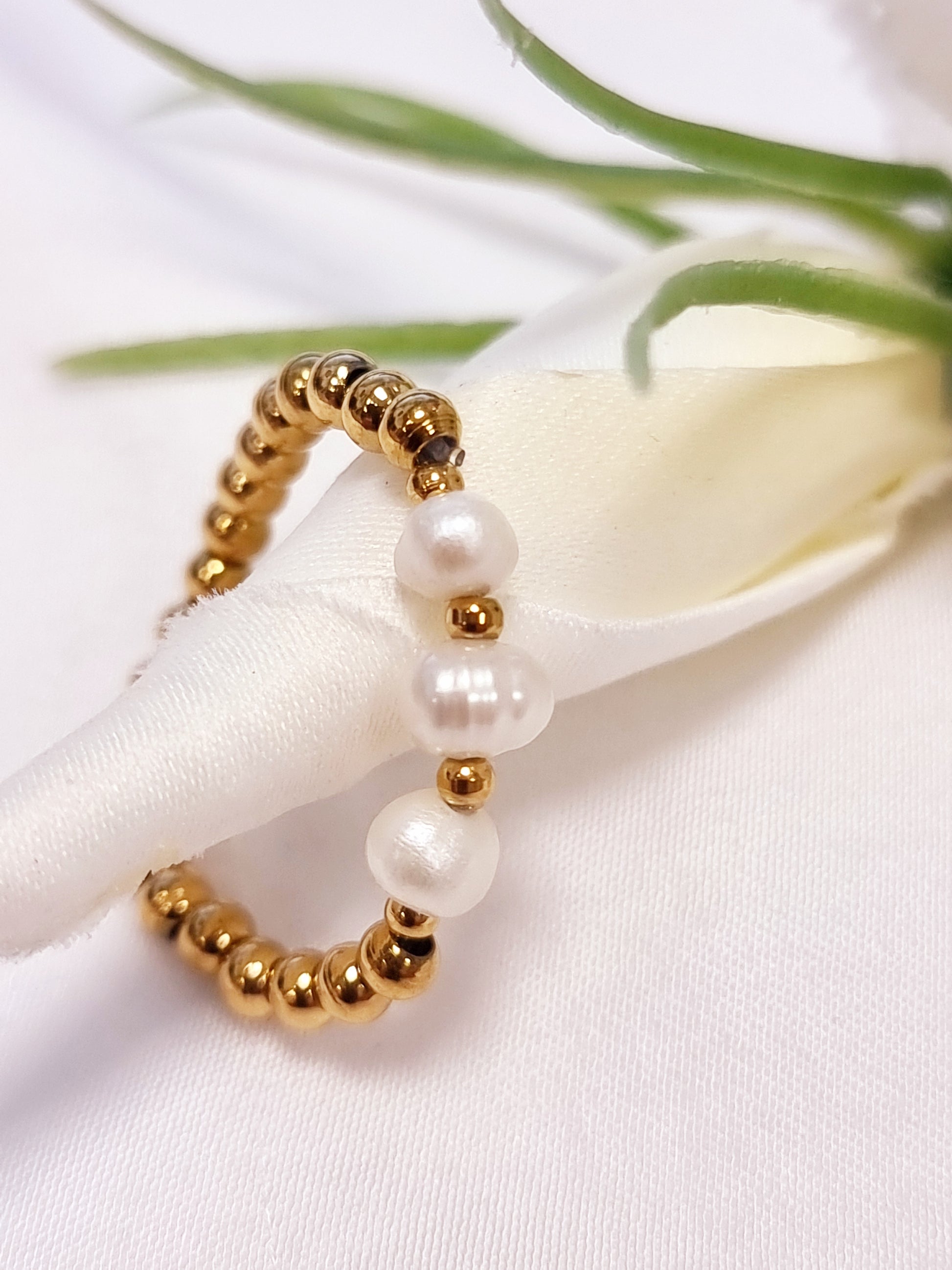 Ring Biba - elastisch, Metall Gold und Silber mit 3 Süsswasserperlen