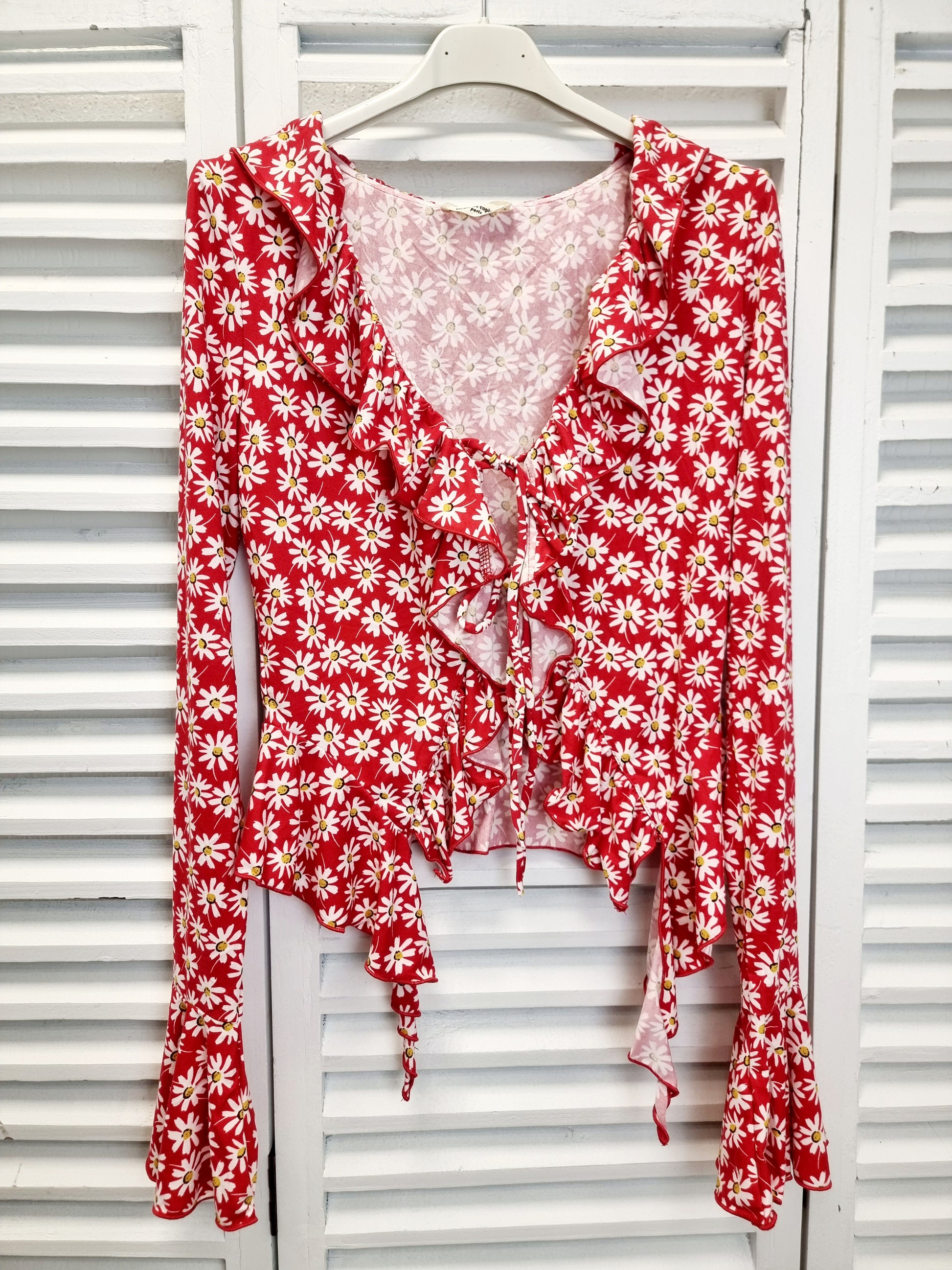 Rote Rüschen-Bluse mit Margariten Drole de Copine Schleifenbluse zum binden