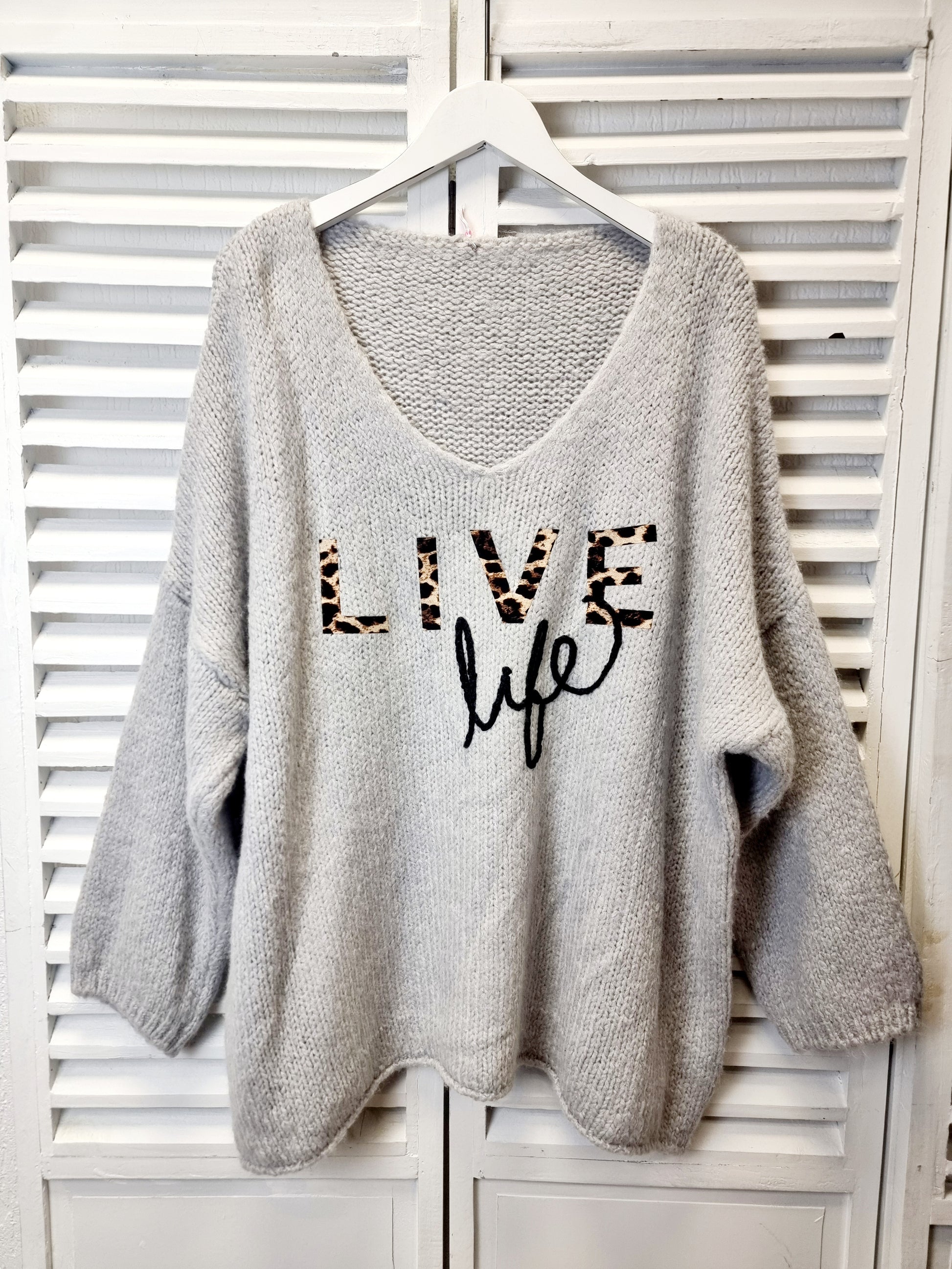 Strickpullover in grau mit Leo-Schriftzug LIVE