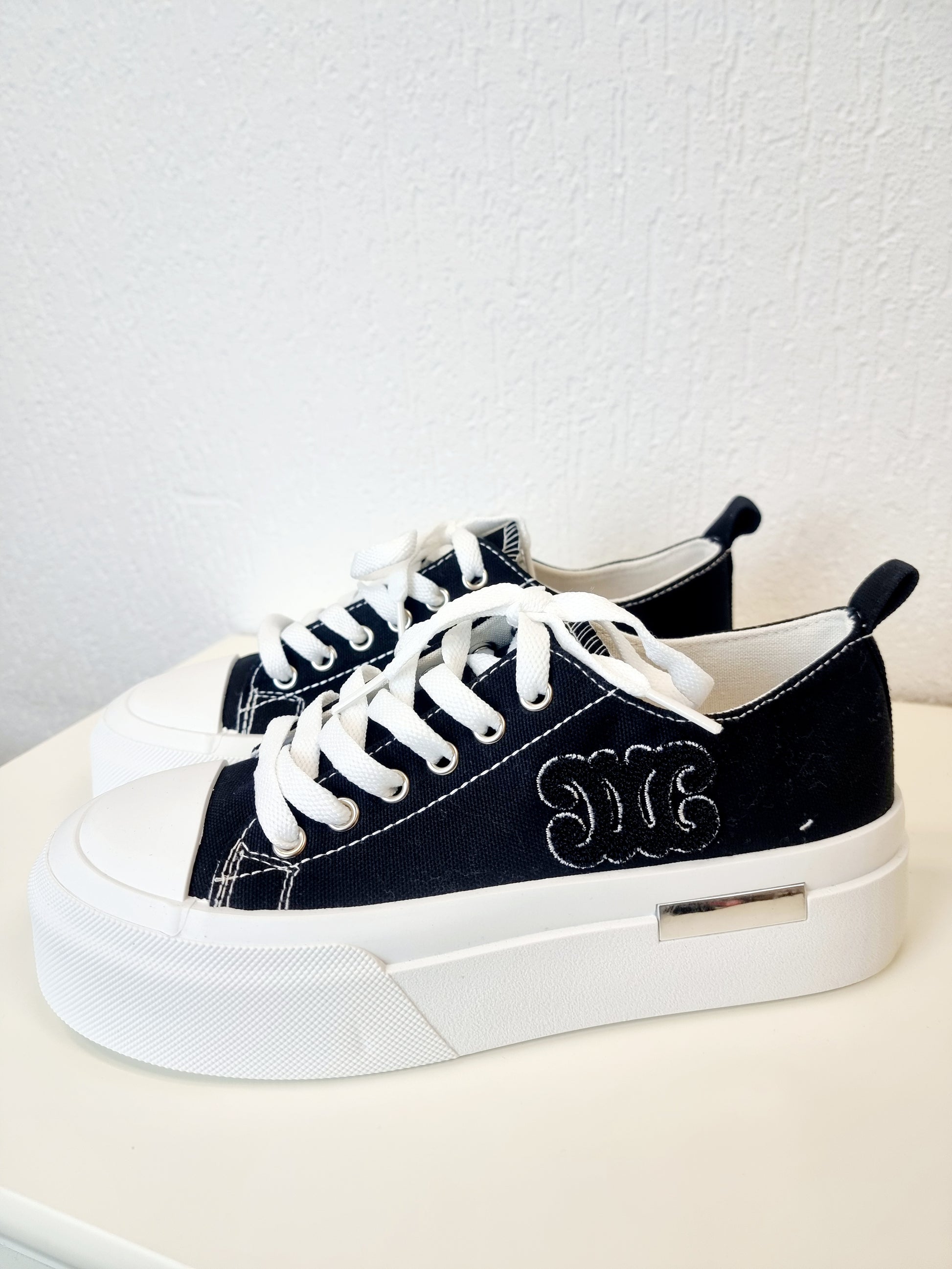 Stylischer Schwarzer Sneaker aus Canvas mit weisser Sohle