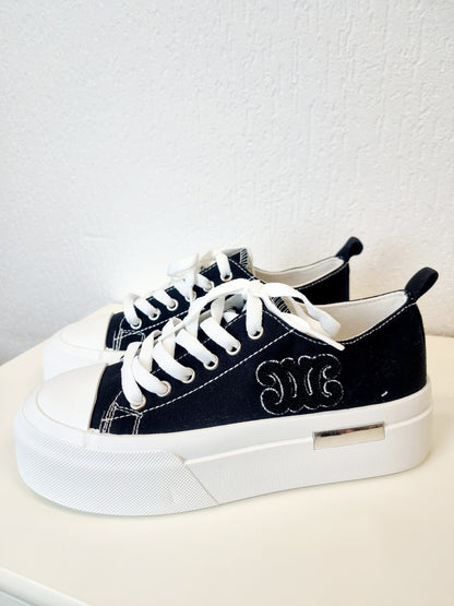 Stylischer Schwarzer Sneaker aus Canvas mit weisser Sohle