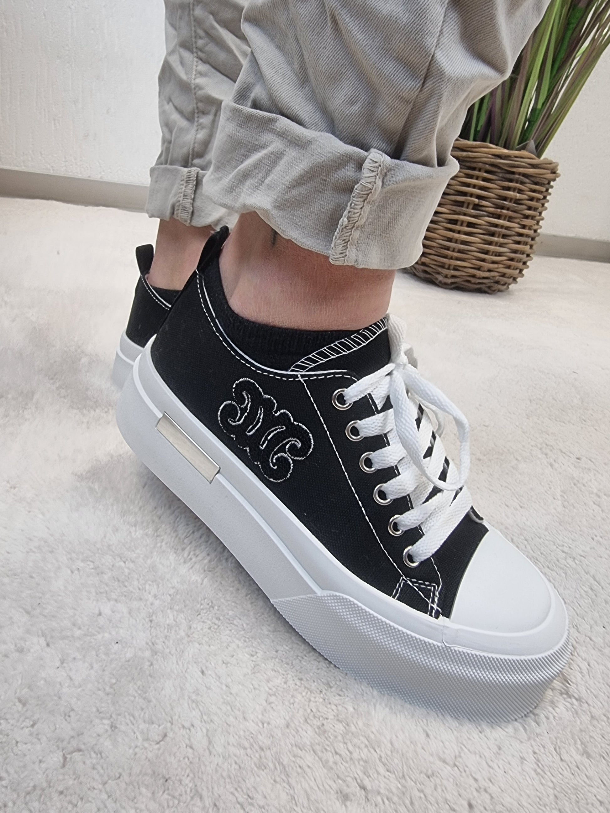 Stylischer Schwarzer Sneaker aus Canvas mit weisser Sohle und aufgeflocktem Muster