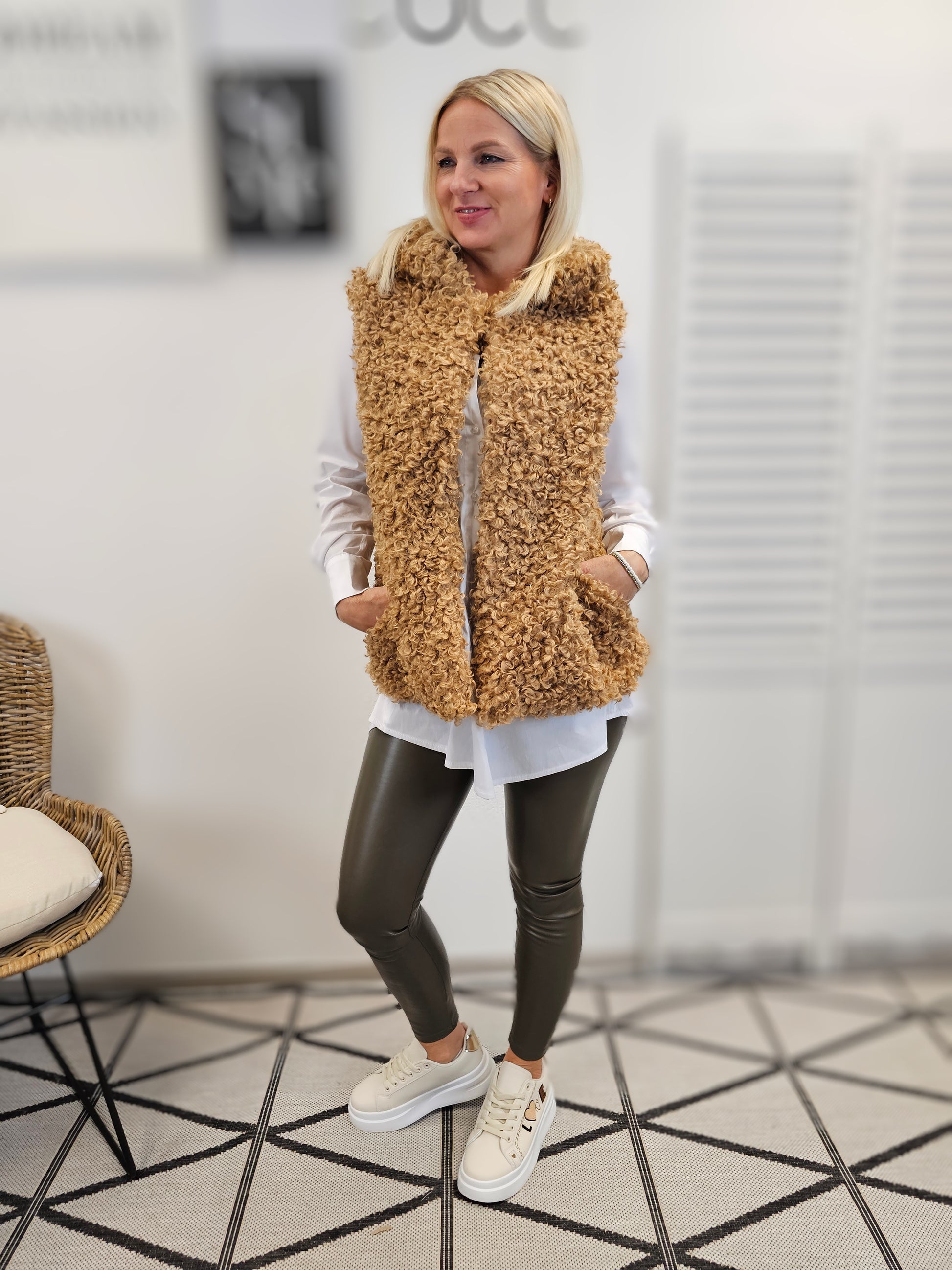 Teddyfell Weste mit Kapuze in verschiedenen Farben