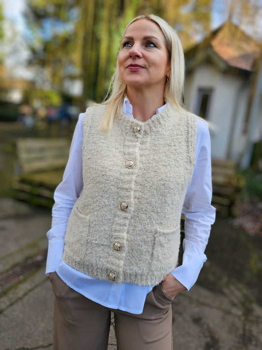 Ärmellose Strickweste mit goldenen Knöpfen in Beige