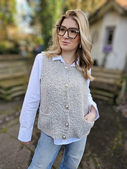 Ärmellose Strickweste mit goldenen Knöpfen in Taupe