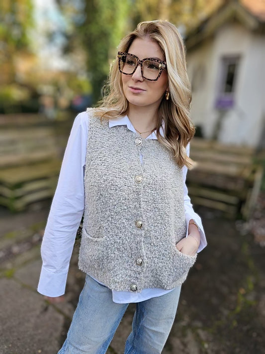 Ärmellose Strickweste mit goldenen Knöpfen in Taupe