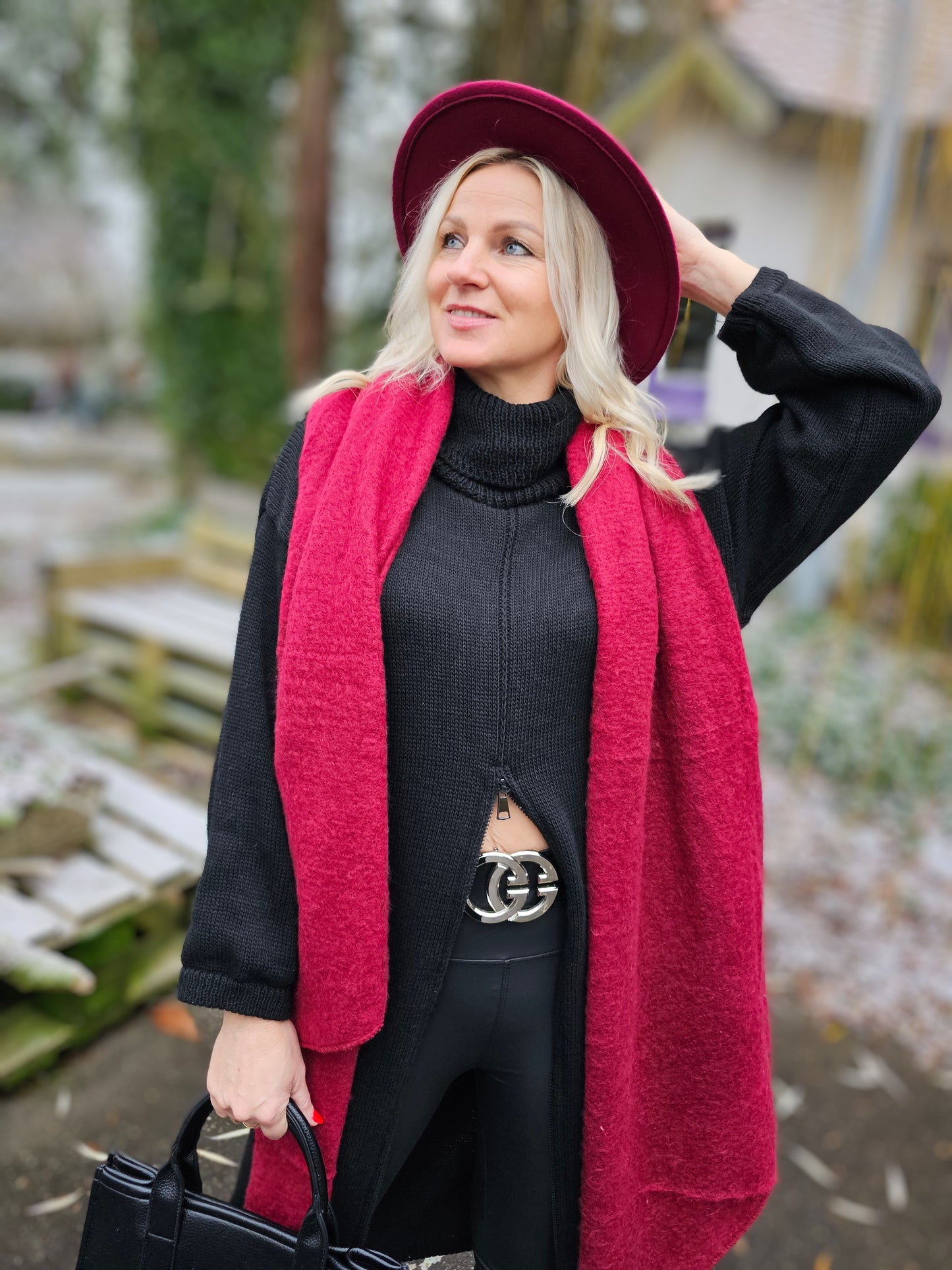 Strickkleid Lang in Schwarz mit Rollkragen und Reißverschluss