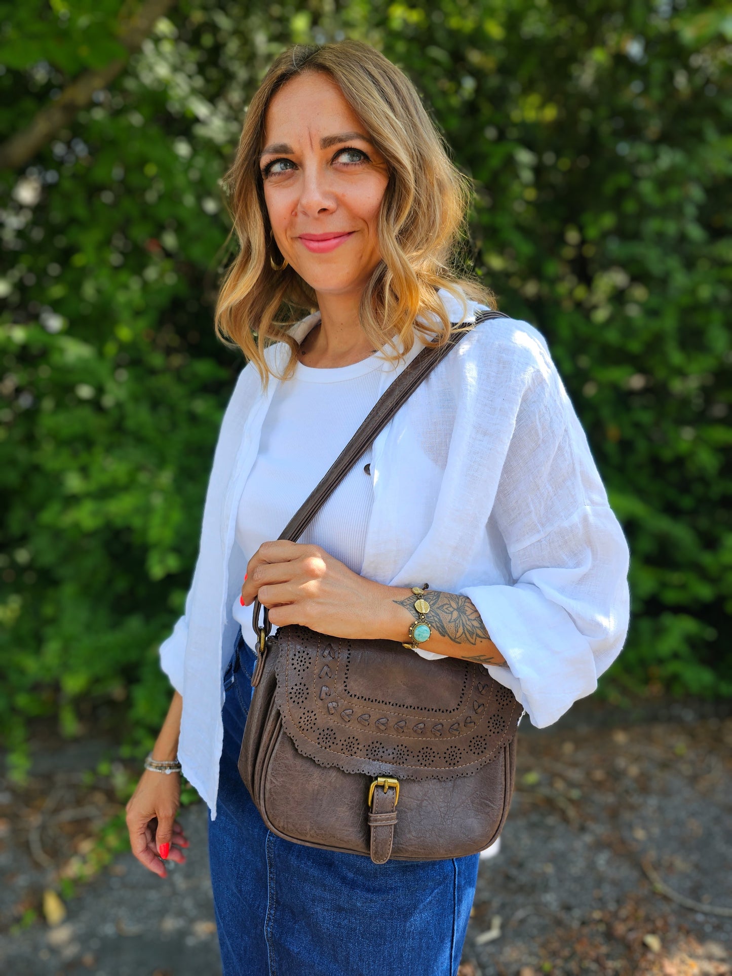 Braune Umhängetasche mit geflochtenen Details Boho Look