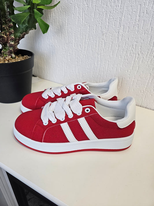 Rote Sneaker mit weißen Streifen