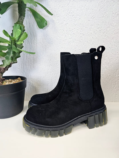 Vegane Chelsea Boots/Stiefel in Schwarz Velourslederoptik