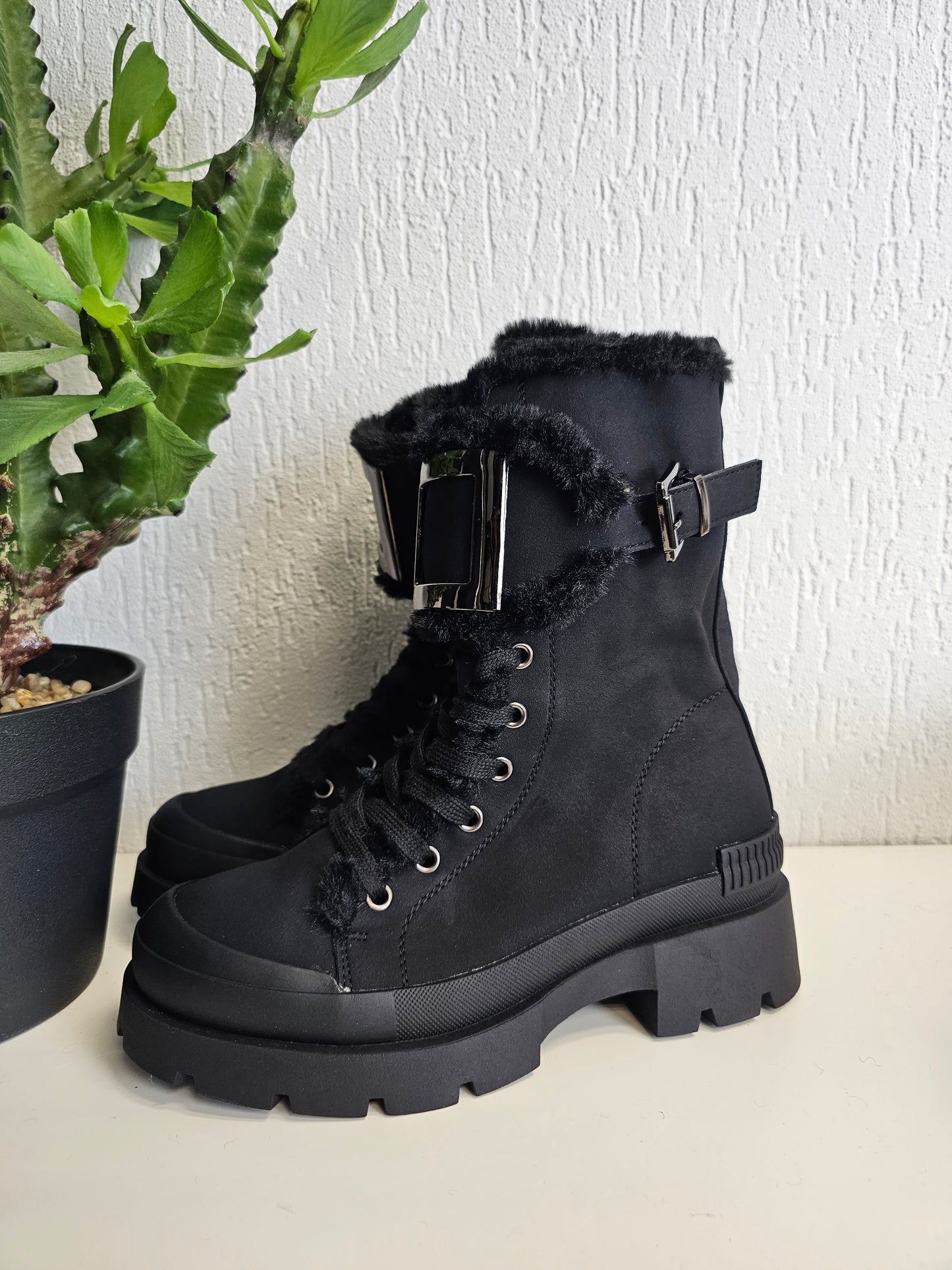 Schwarze Stiefel mit Schnürung und weichem Innenfutter  Megasale