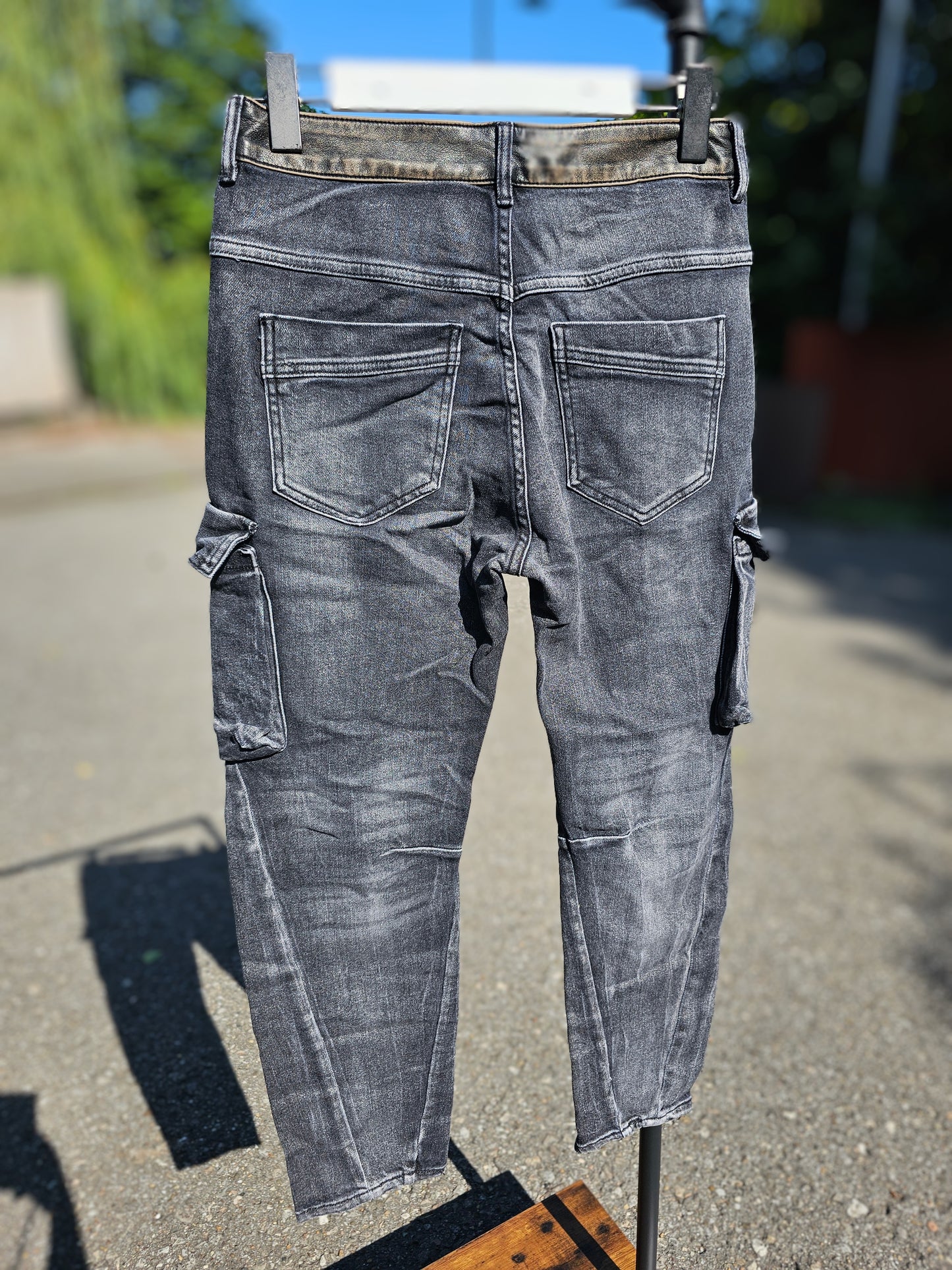 Lässige Cargo-Jeans im schwarzen Washed-Out Look H8534