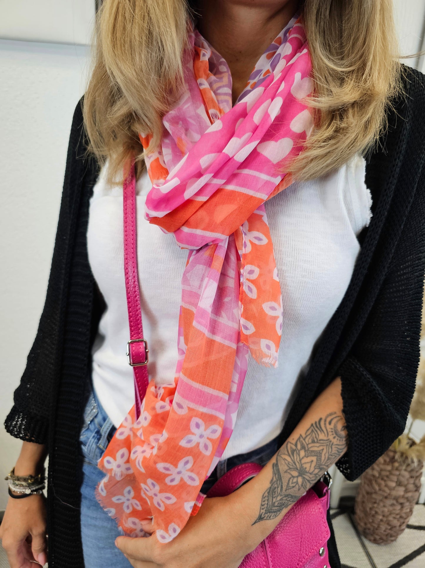 Dünnes Tuch mit orange-rosa Herzchen-Floral Muster