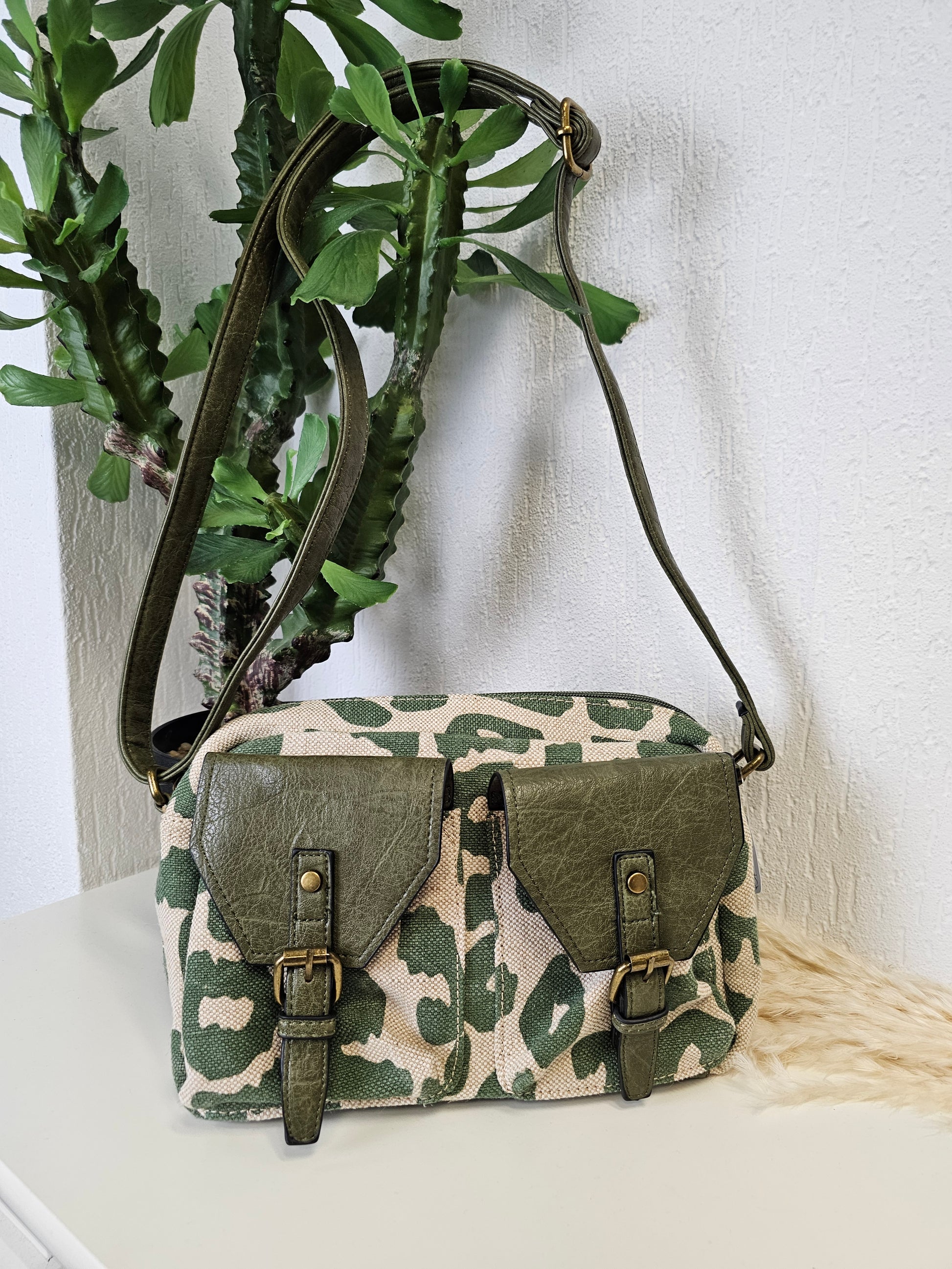 Umhängetasche mit Animalprint Leo in Khaki-Natur