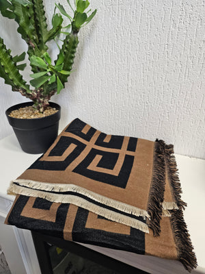 Edler braun-schwarzer Schal mit Buchstaben Print und Fransen mit Wollanteil