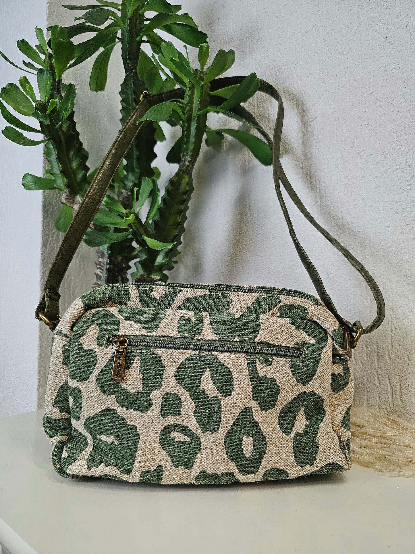 Umhängetasche mit Animalprint Leo in Khaki-Natur