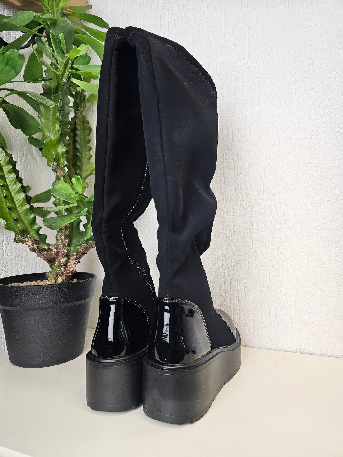 High Knee Stiefel in Schwarz aus Neoprenmaterial