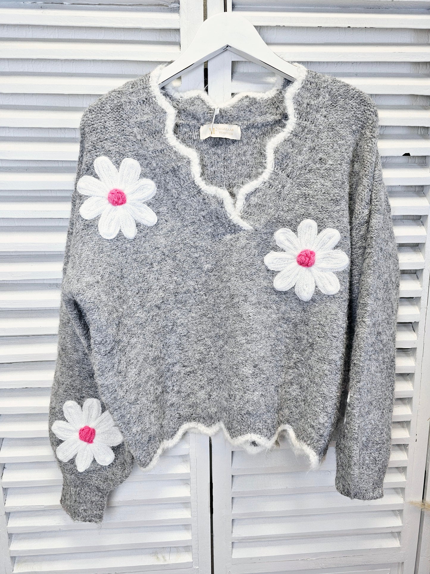 Kurzer Pullover Alpakawolle in Grau mit Blumen