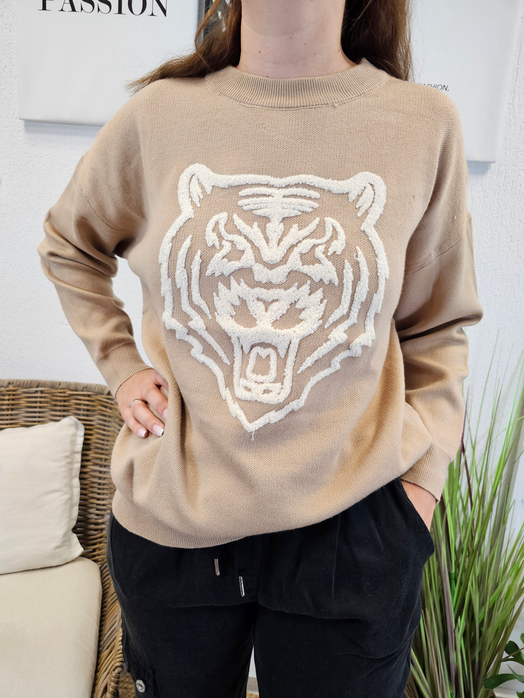 Weicher Strickpullover in Beige mit weißer Tiger-Wollapplikation