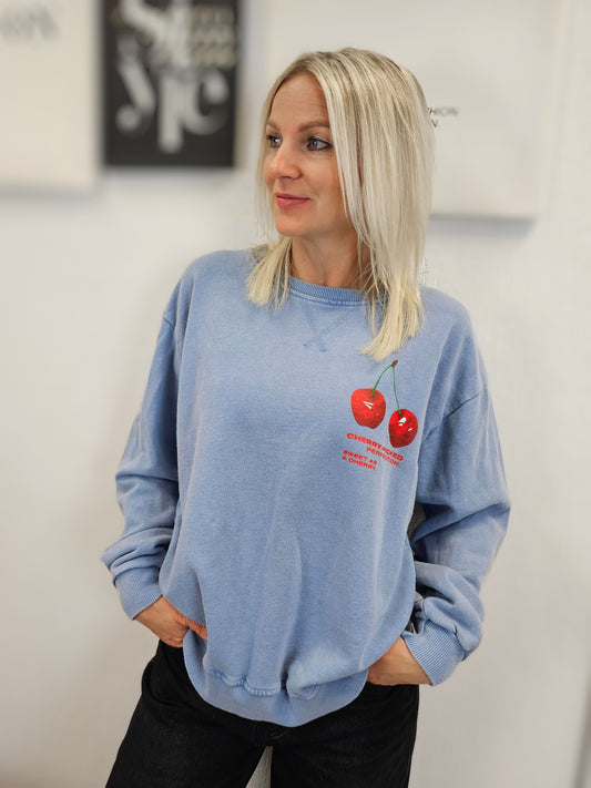 Sweatshirt in Hellblau mit Kirsche Backprint