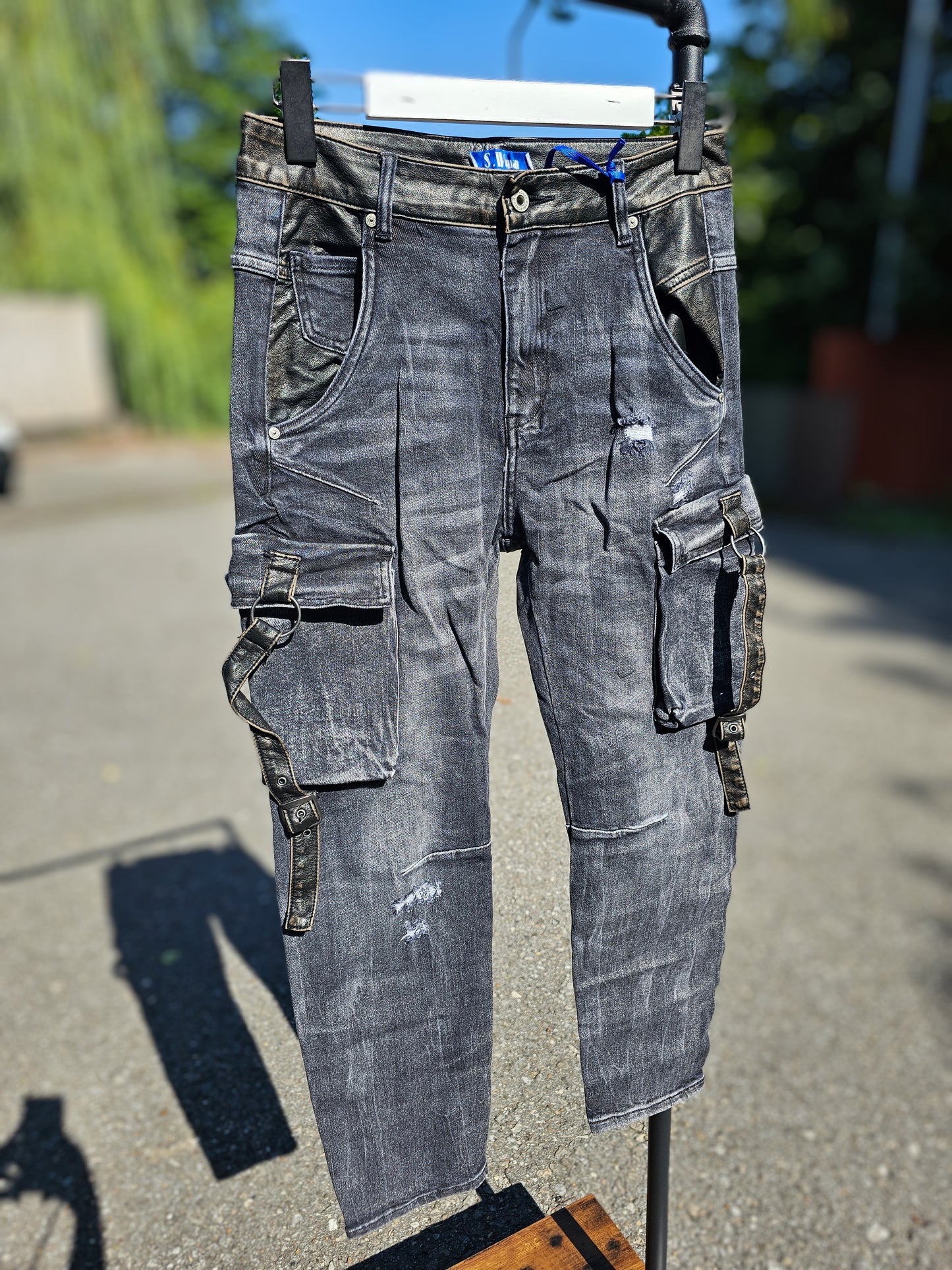 Lässige Cargo-Jeans im schwarzen Washed-Out Look H8534